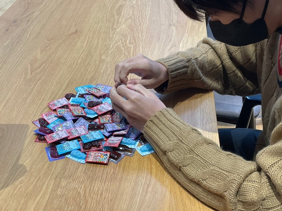 当たり付き駄菓子開封中